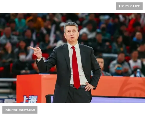 【2026年4月CBA联赛·赛中·特写特写：郭士强指导在暂停时对陈盈骏的耳提面命